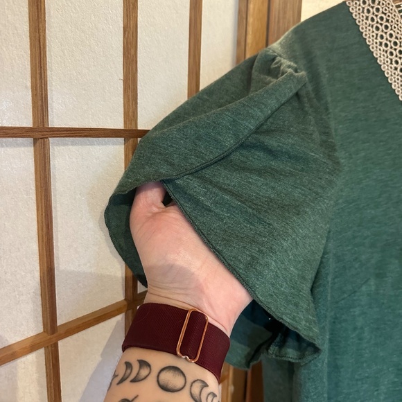 Green V-neck top with embroidered collar - Picture 4 of 8